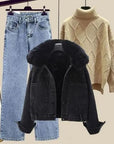 Darlyn -  Dreiteiliges Set aus Jeans, Jeansjacke und Strickpullover mit hohem Halsausschnitt