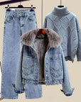 Darlyn -  Dreiteiliges Set aus Jeans, Jeansjacke und Strickpullover mit hohem Halsausschnitt