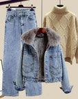 Darlyn -  Dreiteiliges Set aus Jeans, Jeansjacke und Strickpullover mit hohem Halsausschnitt